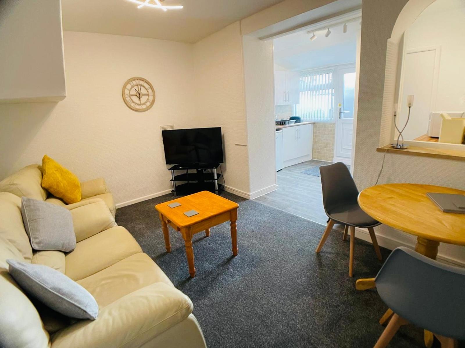 Bedford Holiday Apartments Пейнтон Экстерьер фото